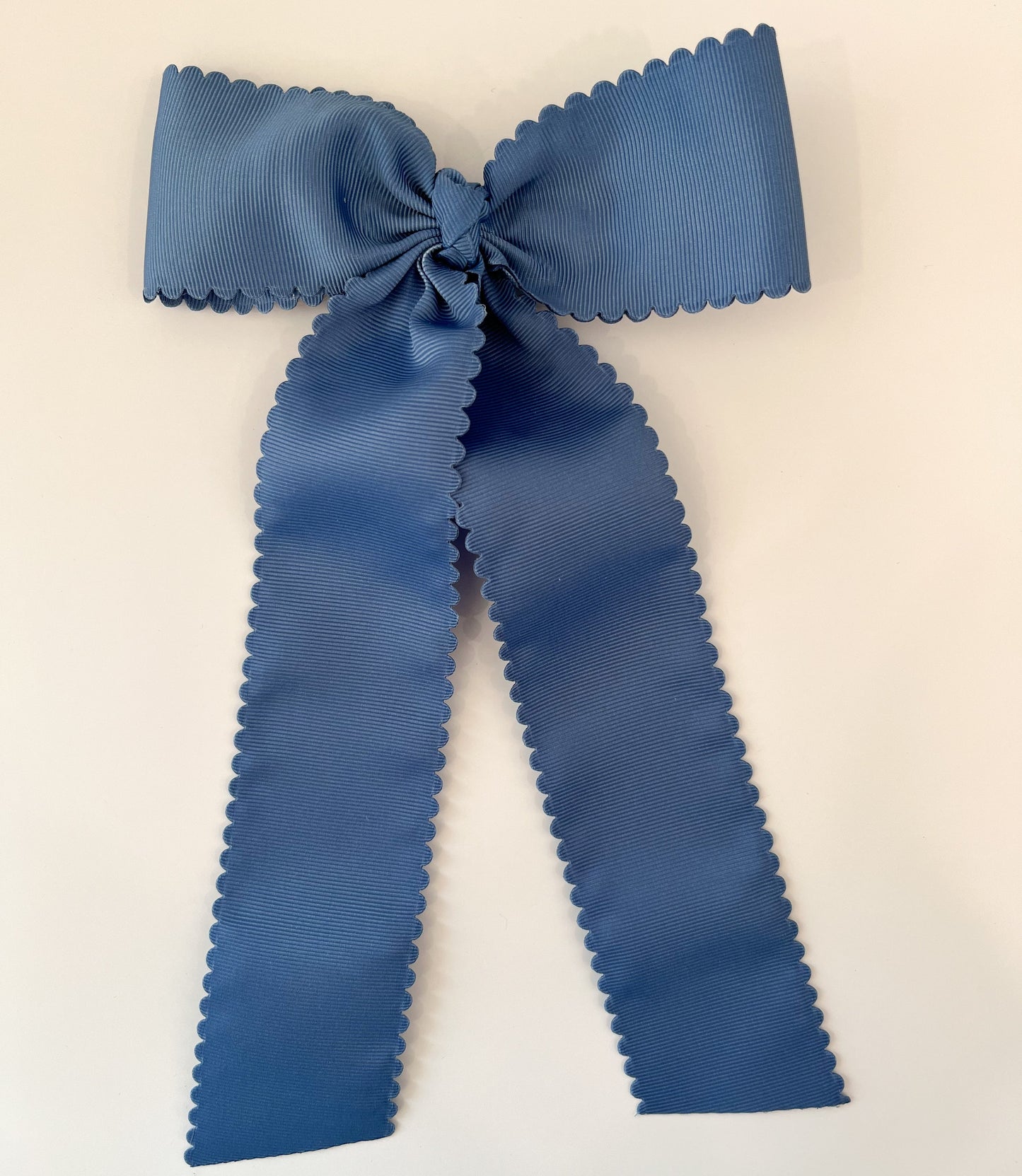 King Scallop Streamer Bow, Smoke Blue