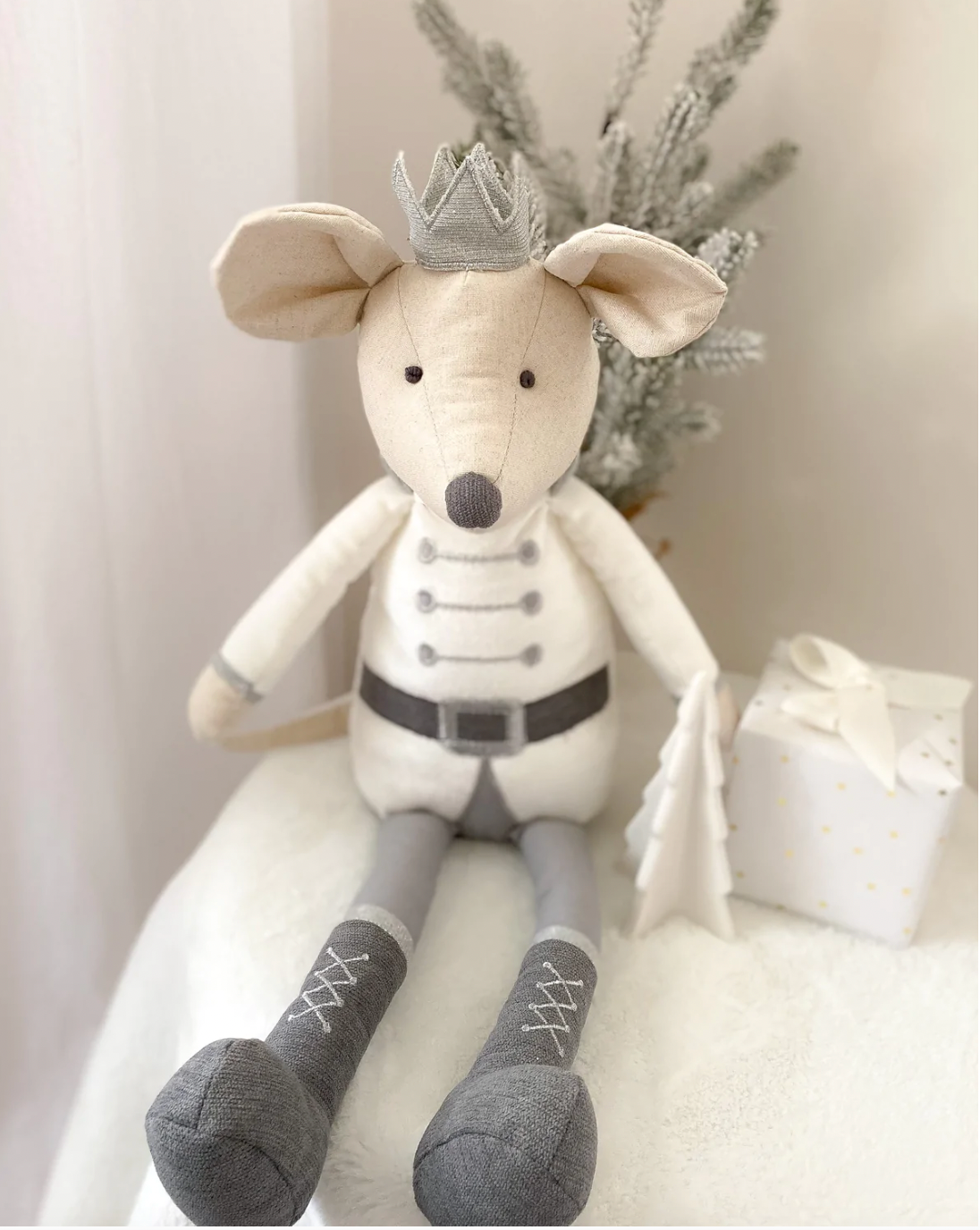 King Mouse Shelf Sitter - Magpies Paducah