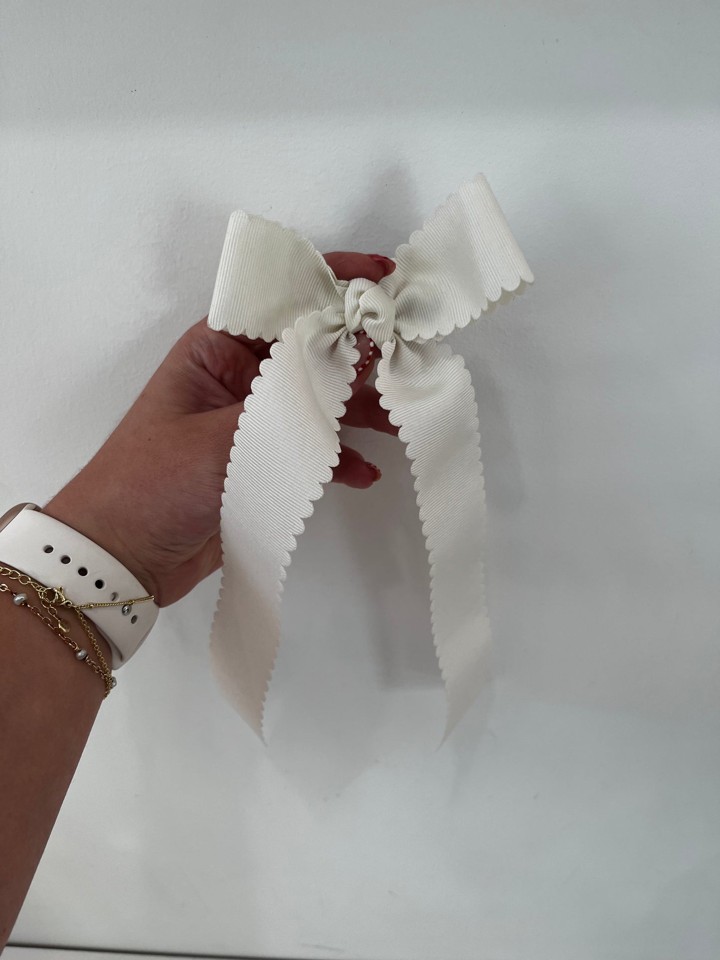 Medium Scalloped Streamer Bow, Antique White