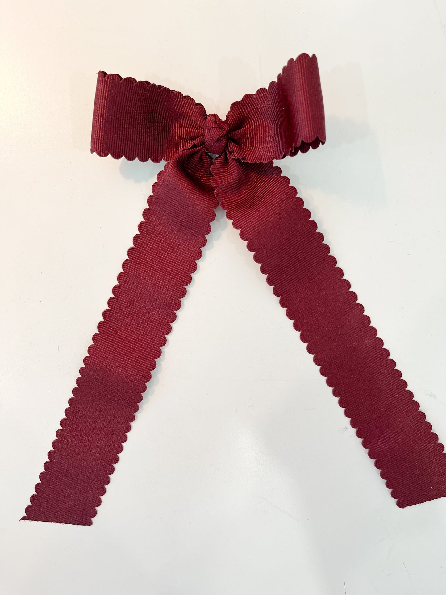 Medium Scallop Streamer Bow, Cranberry