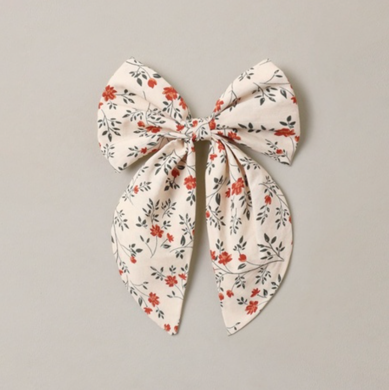 Everly Bow, Holly Vines