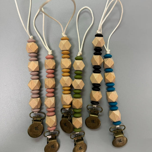 Eila Beechwood Paci +Toy Clip - Magpies Paducah